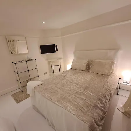 The White House Apartment Waltham Cross Exterior photo
