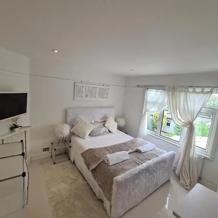 The White House Apartment Waltham Cross Exterior photo